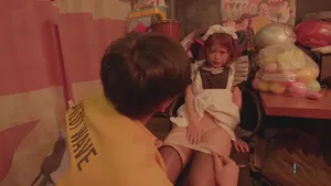 Trúng số, thanh niên thuê hẳn 2 em người mẫu chân dài về địt