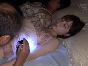 Cô học trò xin ở nhờ nhà thầy giáo vì thường xuyên bị bố bạo hành